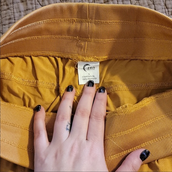 Zyia dark khaki Canyon shorts (goldish color) - Picture 10 of 14